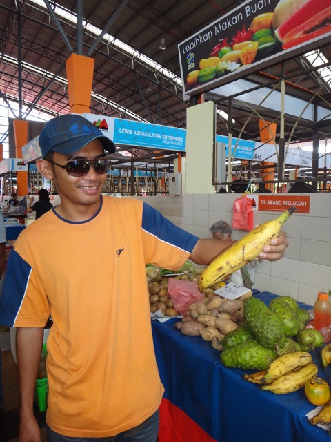 Notre guide avec une grosse banane !