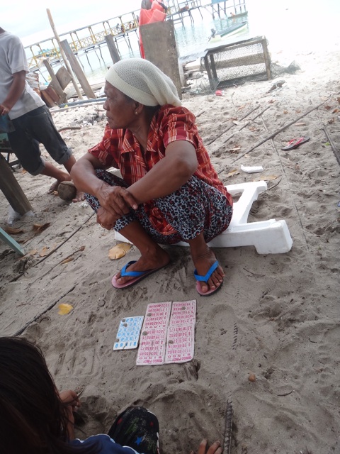 Loto avec du sable pour remplacer les pions.