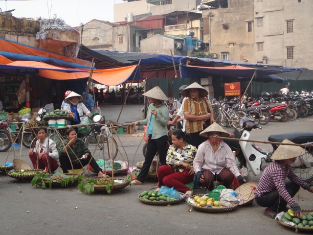 Hanoi : les vendeuses de fruits