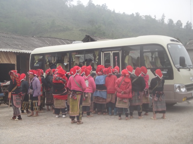 Un bus de touristes assaillit par les vendeuses Da