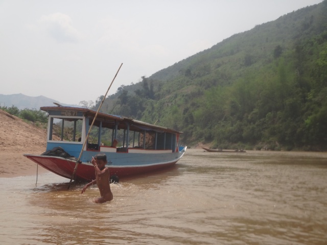 Les bateaux qui naviguent sur le fleuve