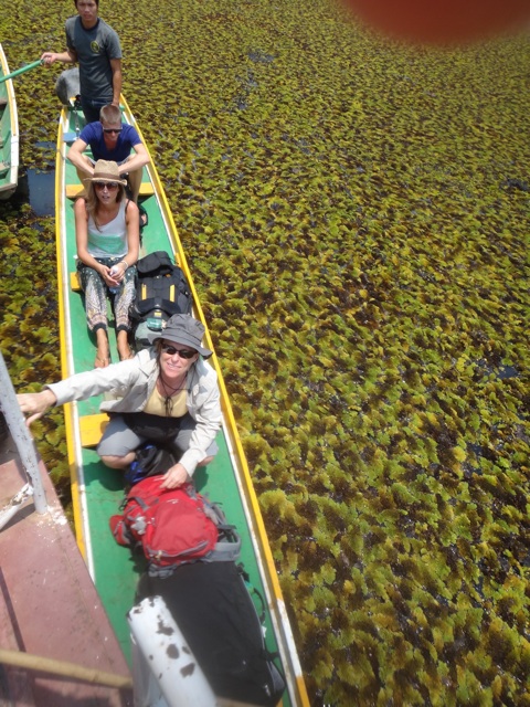 Le départ en pirogue sur le lac recouvert d'a