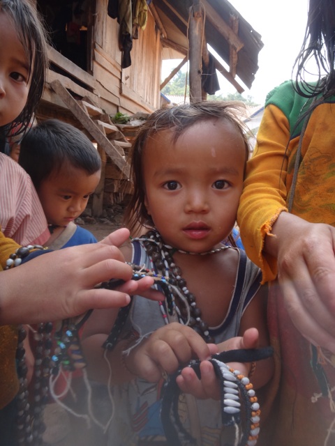 Les enfants vendent des bracelets