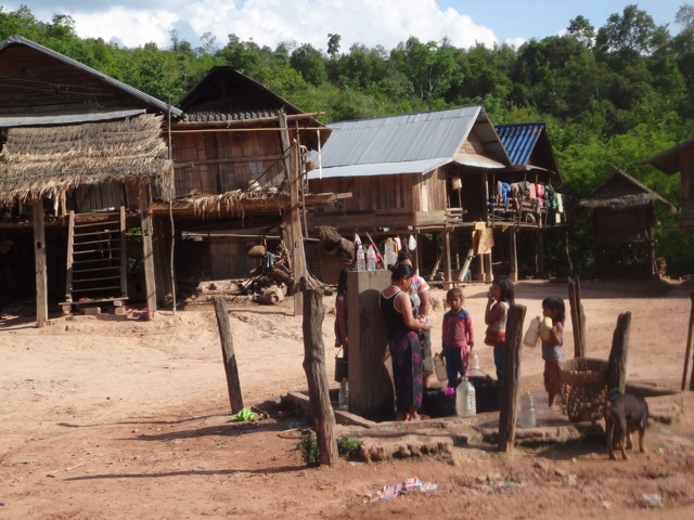 Village Akha autour du point d'eau