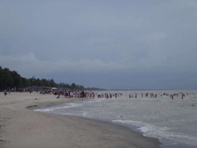 Le soir la plage est envahie par les vietnamiens.