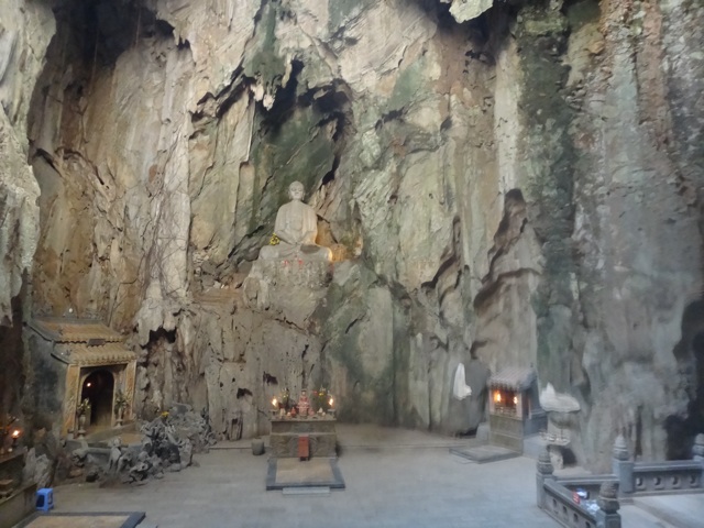 Tout en haut une immense grotte avec un bouda