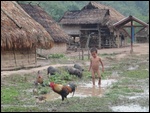 Enfant jouant dans les flaques d'eau