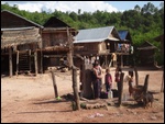 Village Akha autour du point d'eau