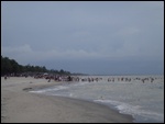 Le soir la plage est envahie par les vietnamiens.