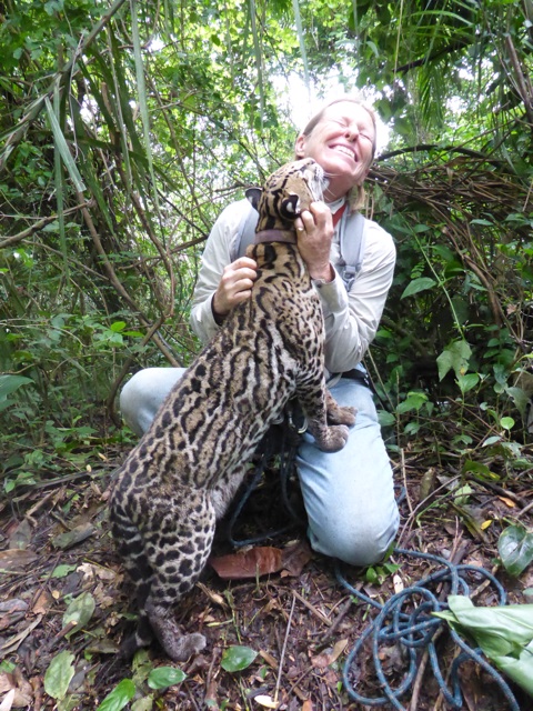 Vanesso me fait des bisous dans le cou