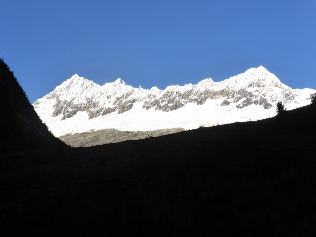 Le camp est juste en dessous de ce glacier