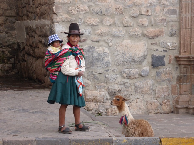On croise souvent des femmes avec des lamas.