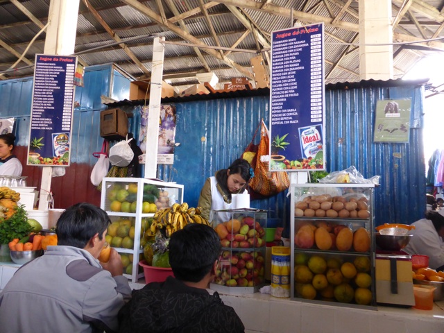 Un stand de vente de jus de fruit