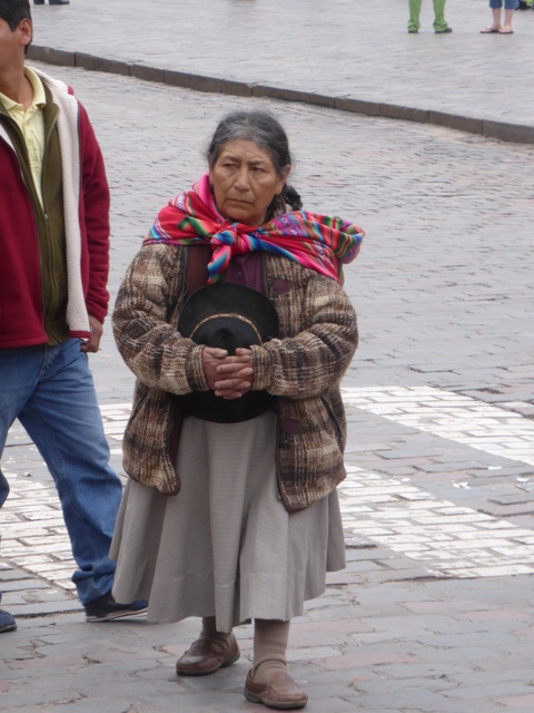 Une péruvienne qui suit la procession.