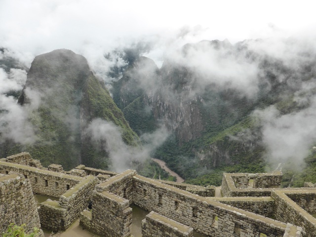Le site est beau et les montagnes majestueuses