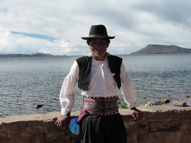 Bp d'habitants portent le costume traditionnel.