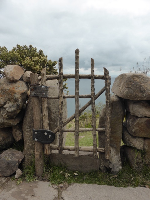 Il y a de nombreux portillons avec des semelles