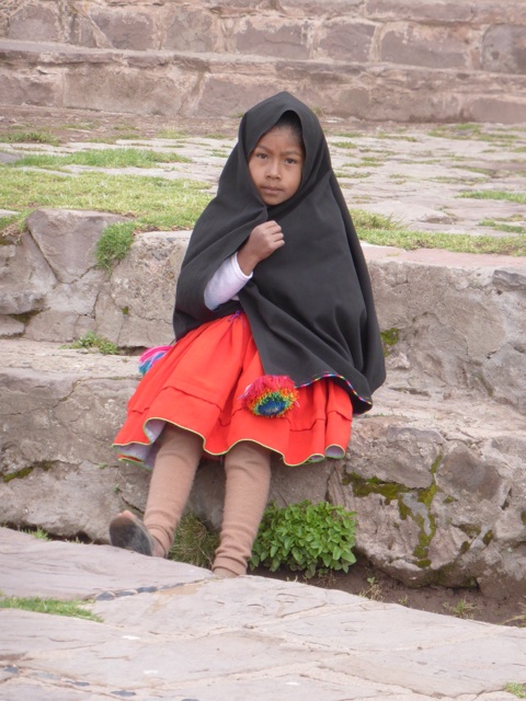 Même les enfants sont en costumes traditionne