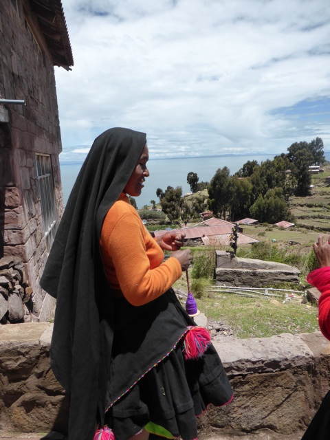 Sur l'île, les femmes tissent et brodent