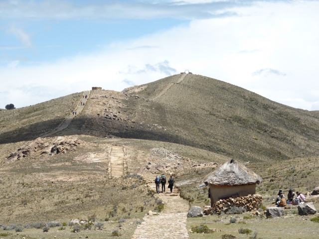 Le chemin longe la crête