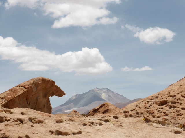 Certains volcans sont encore en activité (fum