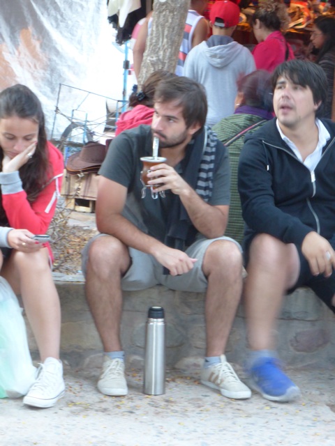 Eux se partagent la tasse.