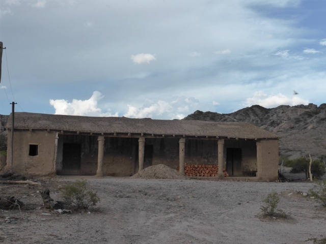 Même les maisons en pisé ont des colonna