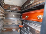Les cercueils sont à l'air libre